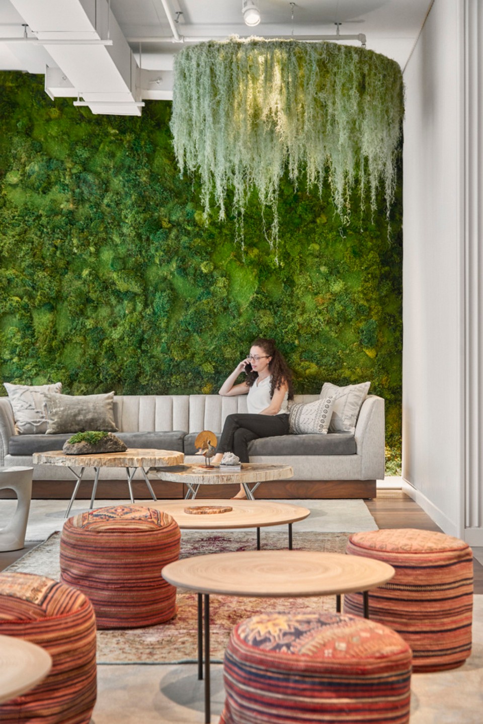 10+ mẫu thiết kế nội thất văn phòng đẹp sang trọng > phòng khách văn phòng làm việc phá cách với rất nhiều cây xanh