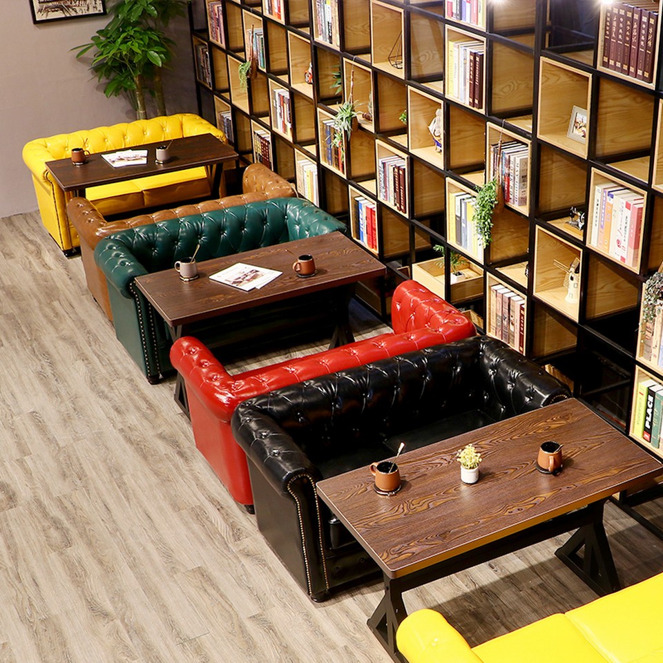 Mẫu bàn ghế sofa cho quán cafe thu hút nghìn khách trong 1 ngày > Bộ mẫu ghế sofa dài nhiều màu sắc như màu nâu, xanh lá cây, đỏ, đen kết hợp với bàn cafe gỗ chữ nhật tạo vẻ phóng khoáng, sinh động bắt mắt. Được làm từ chất liệu da bóng sang trọng.
