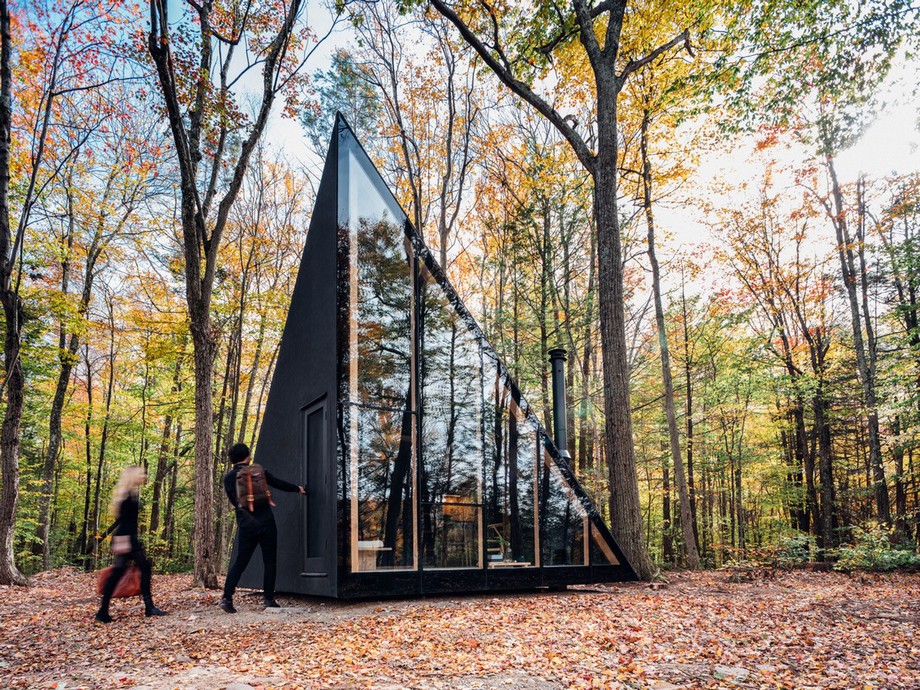 Khám phá mẫu nhà cấp 4 có hình dáng độc đáo và ấn tượng tọa lạc trong khu rừng tại Mỹ > Nhìn bên ngoài, ngôi nhà có hình dáng tam giác độc đáo