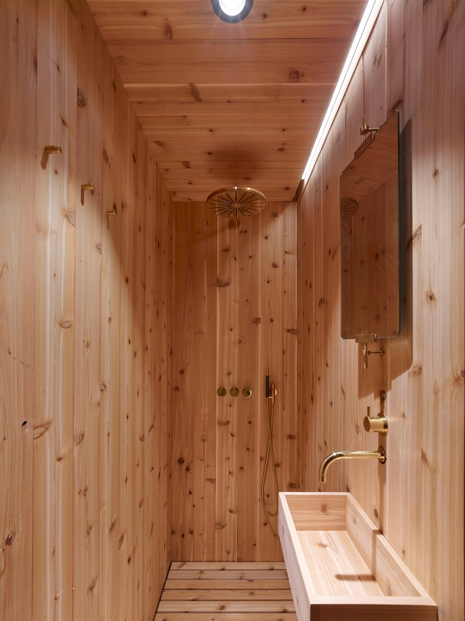 Khám phá mẫu nhà cấp 4 có hình dáng độc đáo và ấn tượng tọa lạc trong khu rừng tại Mỹ > Phòng tắm nhỏ được ốp gỗ tuyết tùng