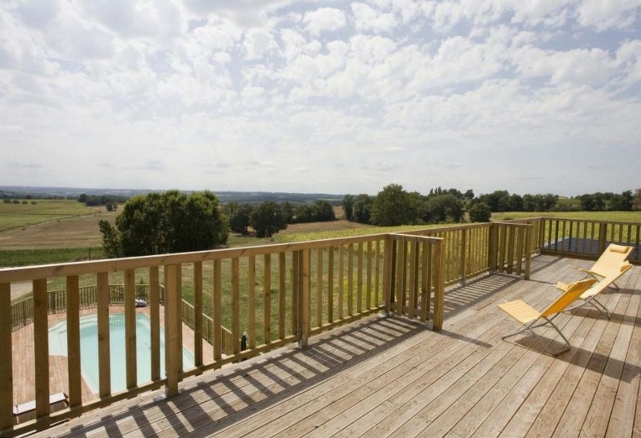 Khám phá mẫu thiết kế căn nhà gỗ siêu đẹp có hồ bơi > View tuyệt đẹp từ ban công tầng 2