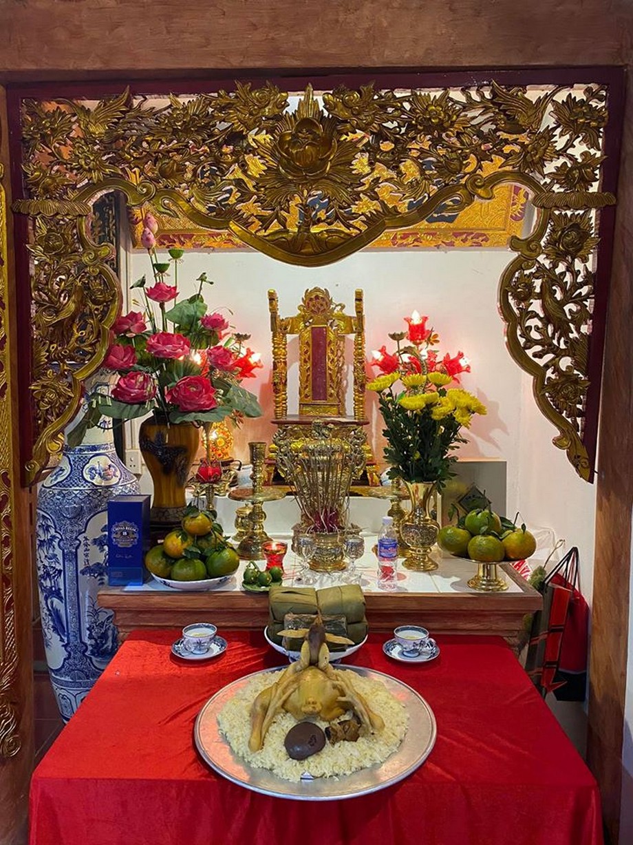 Mâm chính lớn được bày trên chiếc bàn được trải vải màu đỏ truyền thống thể hiện sự sang trọng và ấn tượng.