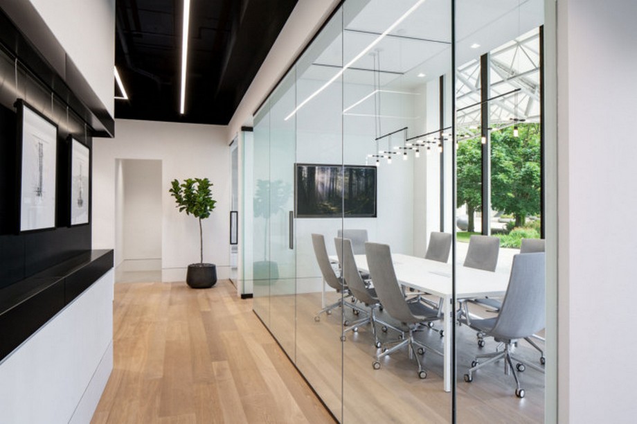 Dự án thiết kế văn phòng bất động sản hiện đại đẳng cấp > Thiết kế phòng họp nhóm riêng trong văn phòng
