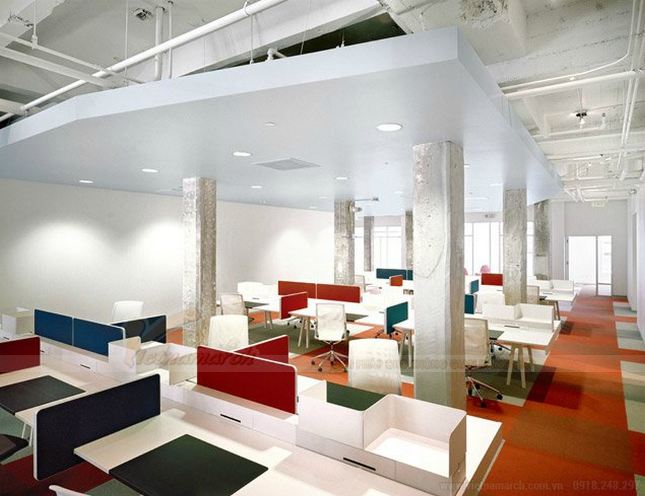 Tự thiết kế văn phòng 100m2 một cách dễ dàng > Thiết kế bàn làm việc bằng gỗ, ghế tựa êm ái, hệ thống thảm màu đỏ,cam xen lẫn.