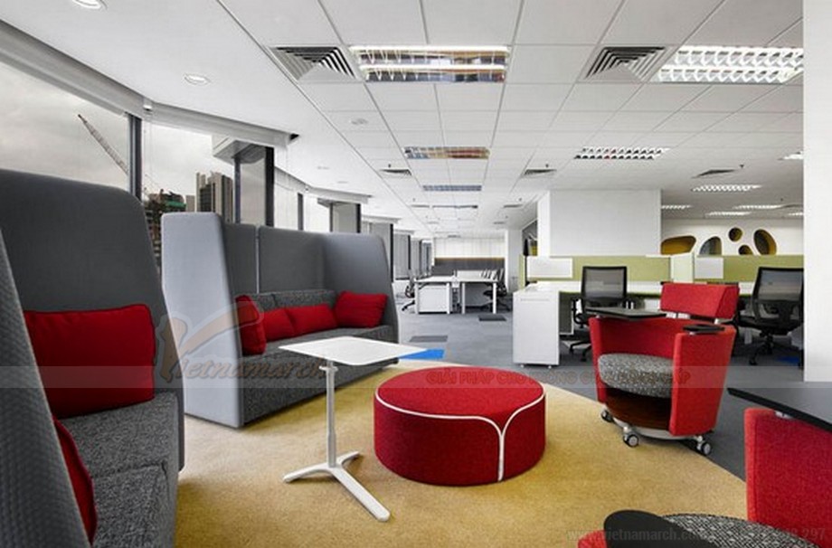 Tự thiết kế văn phòng 100m2 một cách dễ dàng > Thiết kế đầy sắc màu bắt mắt đi kèm với nội thất sáng màu và hiện đại.