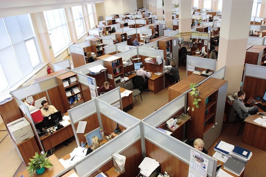 Công ty toàn nhân viên trẻ, nên thiết kế văn phòng truyền thống hay hiện đại? > Nên chọn thiết kế văn phòng đóng hay mở cho doanh nghiệp