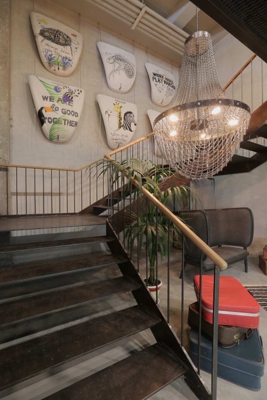 Dự án: Cải tạo nhà máy cũ thành không gian làm việc chung coworking space tuyệt đẹp thiết kế theo phong cách công nghiệp > Thiết kế cầu thang trong văn phòng với cách trang trí mới lạ