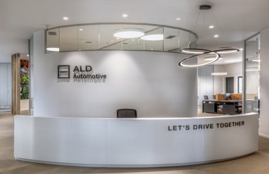 Mê mẩn với mẫu thiết kế nội thất văn phòng cho công ty ô tô ALD hiện đại, tiện nghi > Thiết kế quầy lễ tân tinh khôi màu trắng trong tổng thể không gian văn phòng tuyệt đẹp