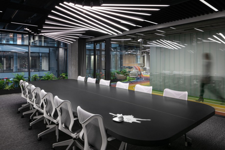 Thiên đường sắc màu cầu vồng trong dự án thiết kế văn phòng công ty thể thao Livesport > Thiết kế phòng họp cho văn phòng công ty thể thao đơn giản, hiện đại