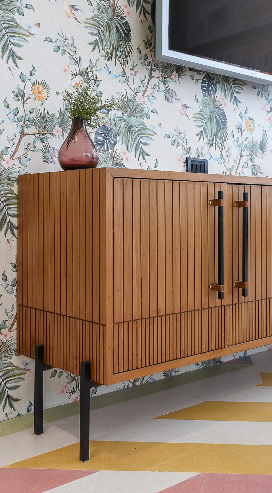 Thiên đường sọc màu kẹo nổi bật trong mẫu thiết kế nội thất văn phòng đương đại Line Office > Thiết kế văn phòng đương đại bằng việc sử dụng vật liệu gỗ tự nhiên