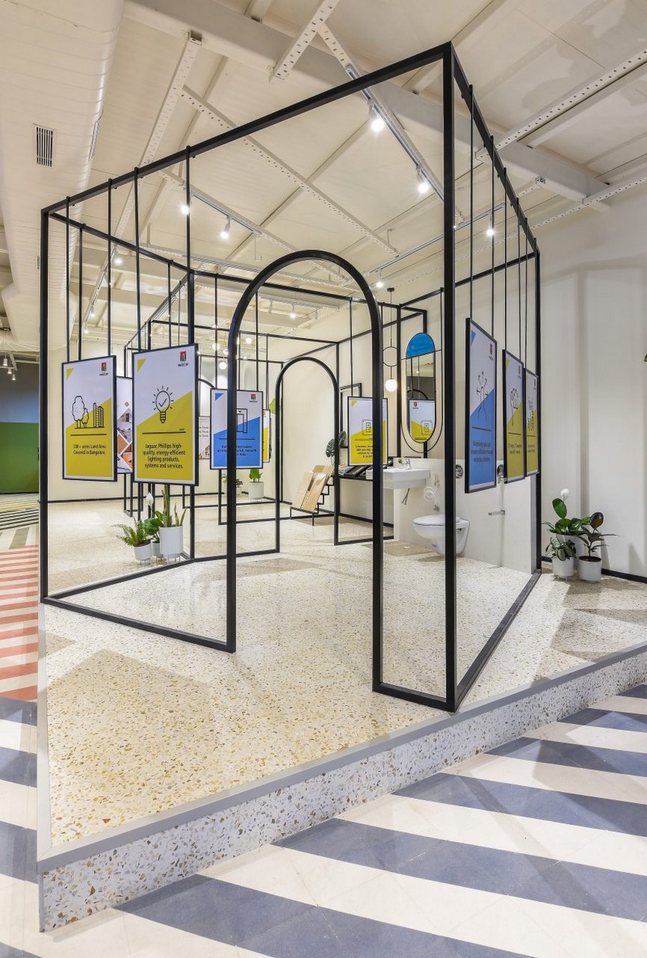 Thiên đường sọc màu kẹo nổi bật trong mẫu thiết kế nội thất văn phòng đương đại Line Office > Thiết kế văn phòng đương đại tích hợp khu vực trưng bày sản phẩm