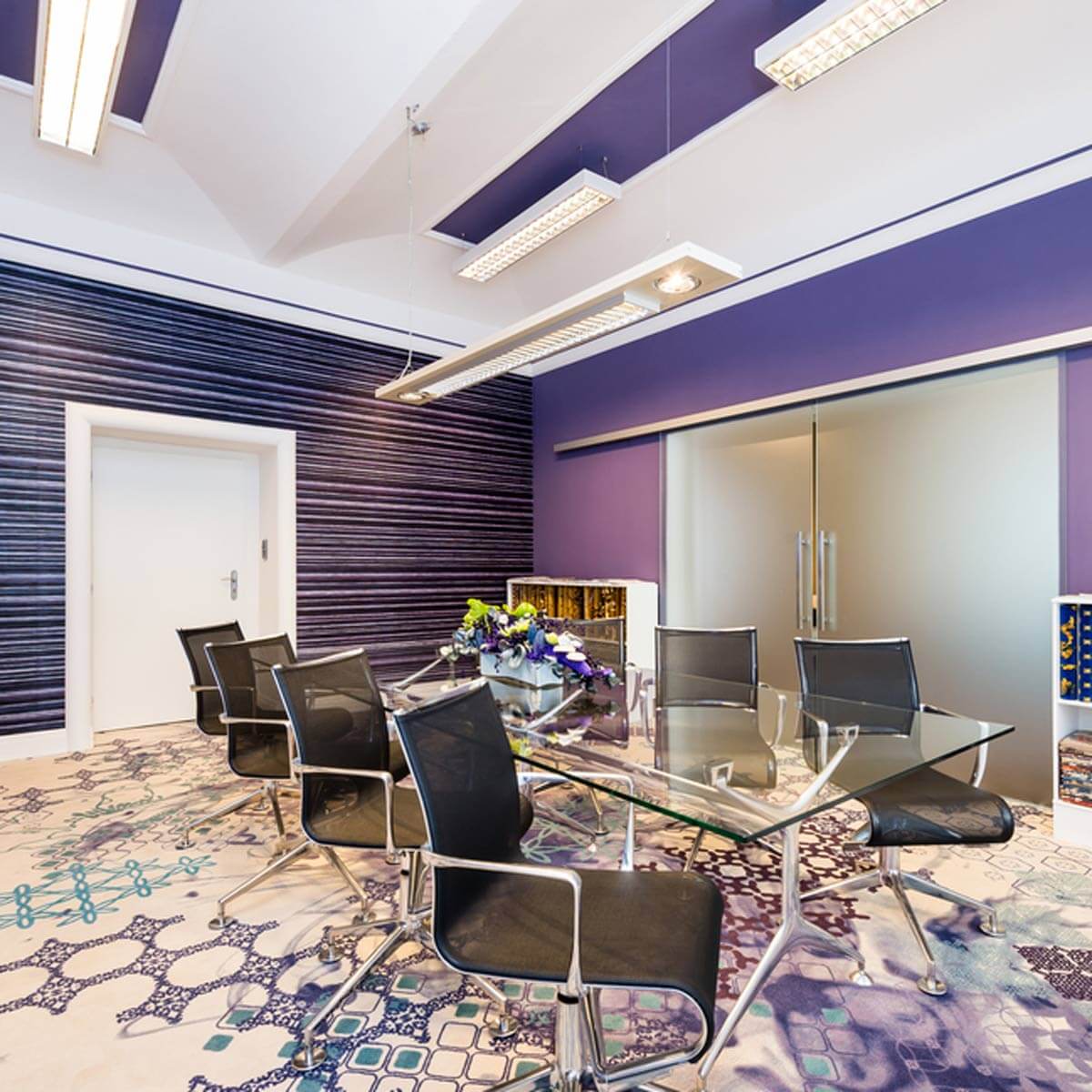 Giải mã 15 màu sơn văn phòng được các nhà thiết kế đặc biệt yêu thích năm 2023 > Thiết kế văn phòng lãng mạn với sơn tường màu tím