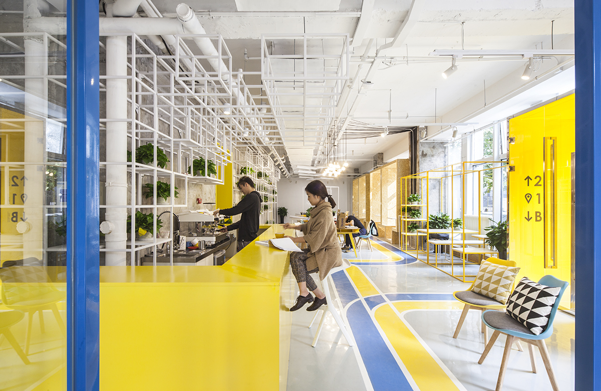 Giải mã 15 màu sơn văn phòng được các nhà thiết kế đặc biệt yêu thích năm 2023 > Thiết kế văn phòng với tường và nội thất sơn màu vàng