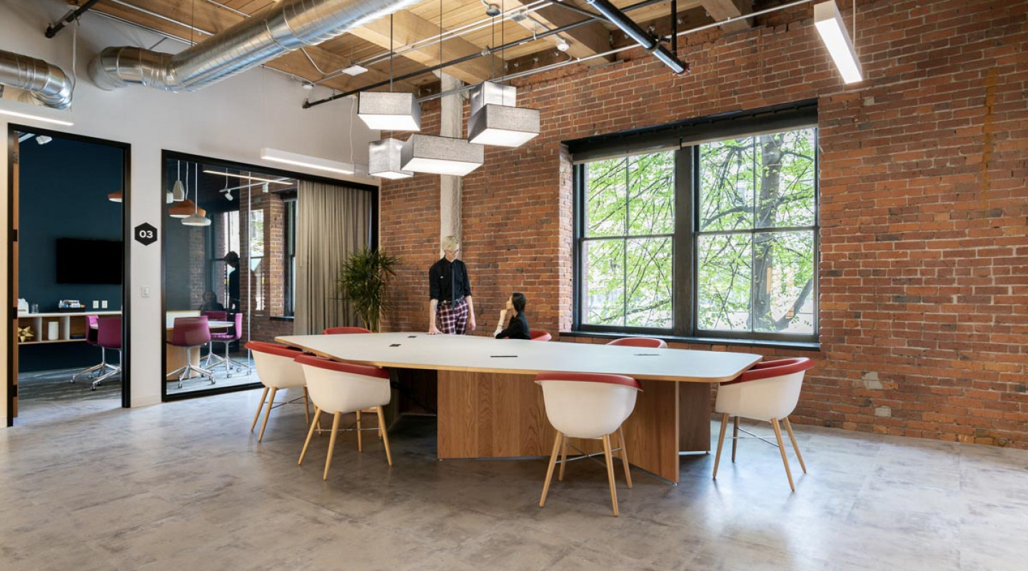 Giải mã 15 màu sơn văn phòng được các nhà thiết kế đặc biệt yêu thích năm 2023 > Màu xanh navy tạo nên sự tĩnh tâm thực sự trong không gian phòng họp nhỏ của coworking space.