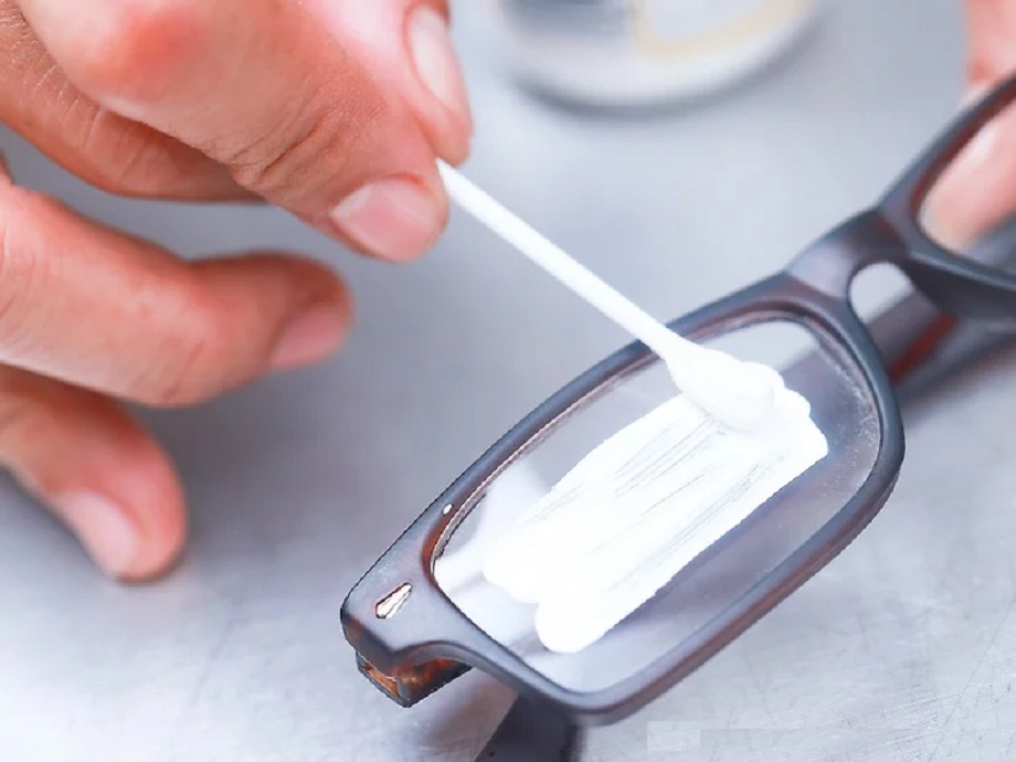 Cẩm nang chữa xước kính cho bạn cực nhanh và hiệu quả > chữa xước kính bằng kem đánh răng