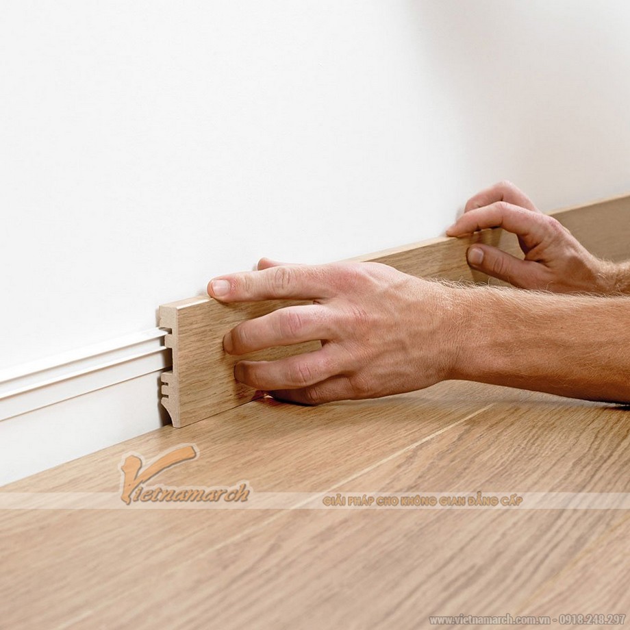 Hướng dẫn cách lát sàn gỗ công nghiệp chuẩn từ A đến Z > Lắp phào chân tường