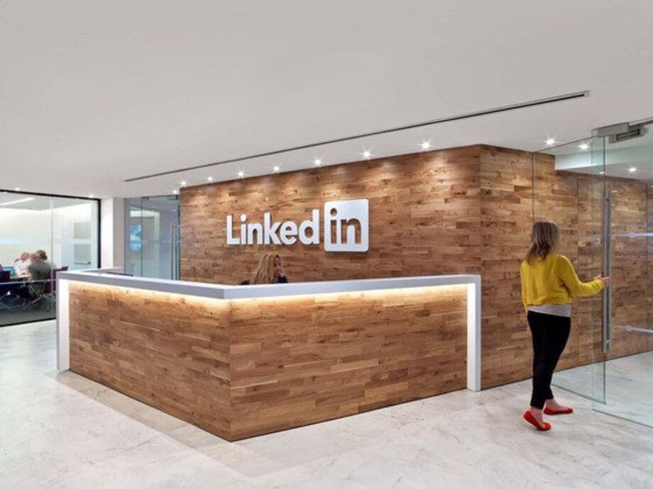 Thiết kế Backdrop văn phòng: tưởng không quan trọng mà quan trọng không tưởng > Backdrop quầy lễ tân công ty Linkedin
