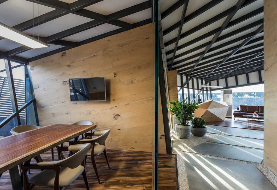 Ý tưởng thiết kế văn phòng 1243 trên sân thượng với kiến trúc độc – lạ > Không gian phòng họp mở