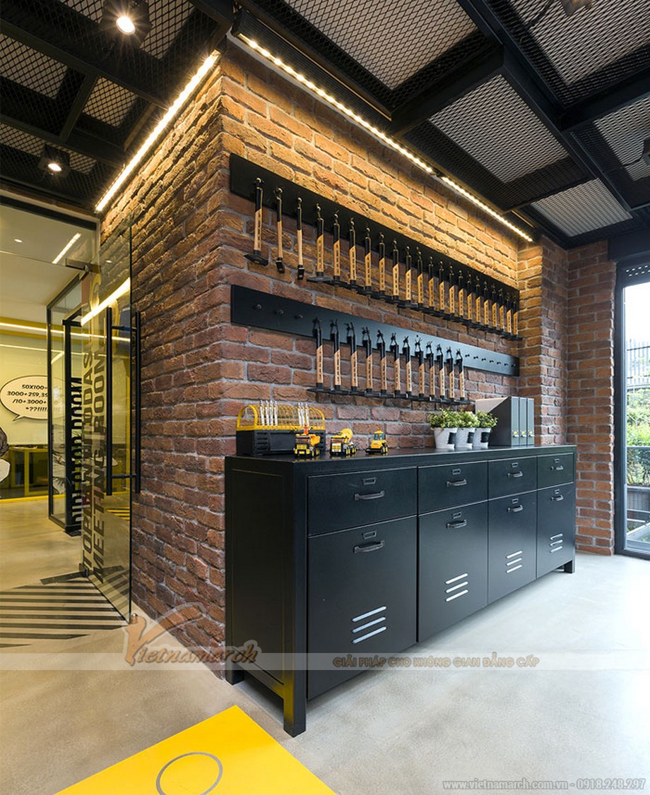 Mẫu thiết kế nội thất văn phòng cao cấp Tập đoàn EMRE GROUP với tông màu tương phản > Góc pantry văn phòng cao cấp