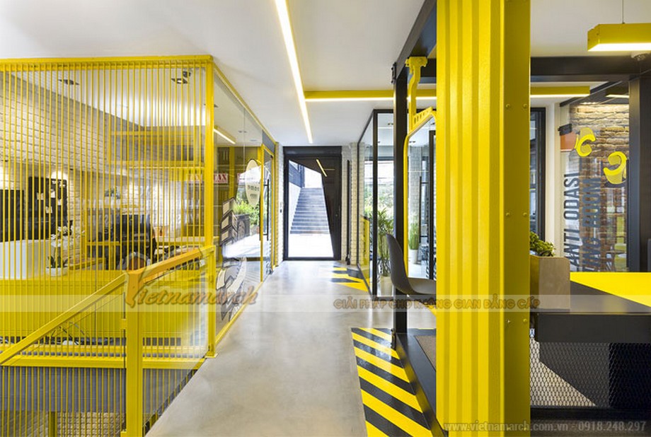 Mẫu thiết kế nội thất văn phòng cao cấp Tập đoàn EMRE GROUP với tông màu tương phản > Thiết kế văn phòng làm việc cao cấp đẹp