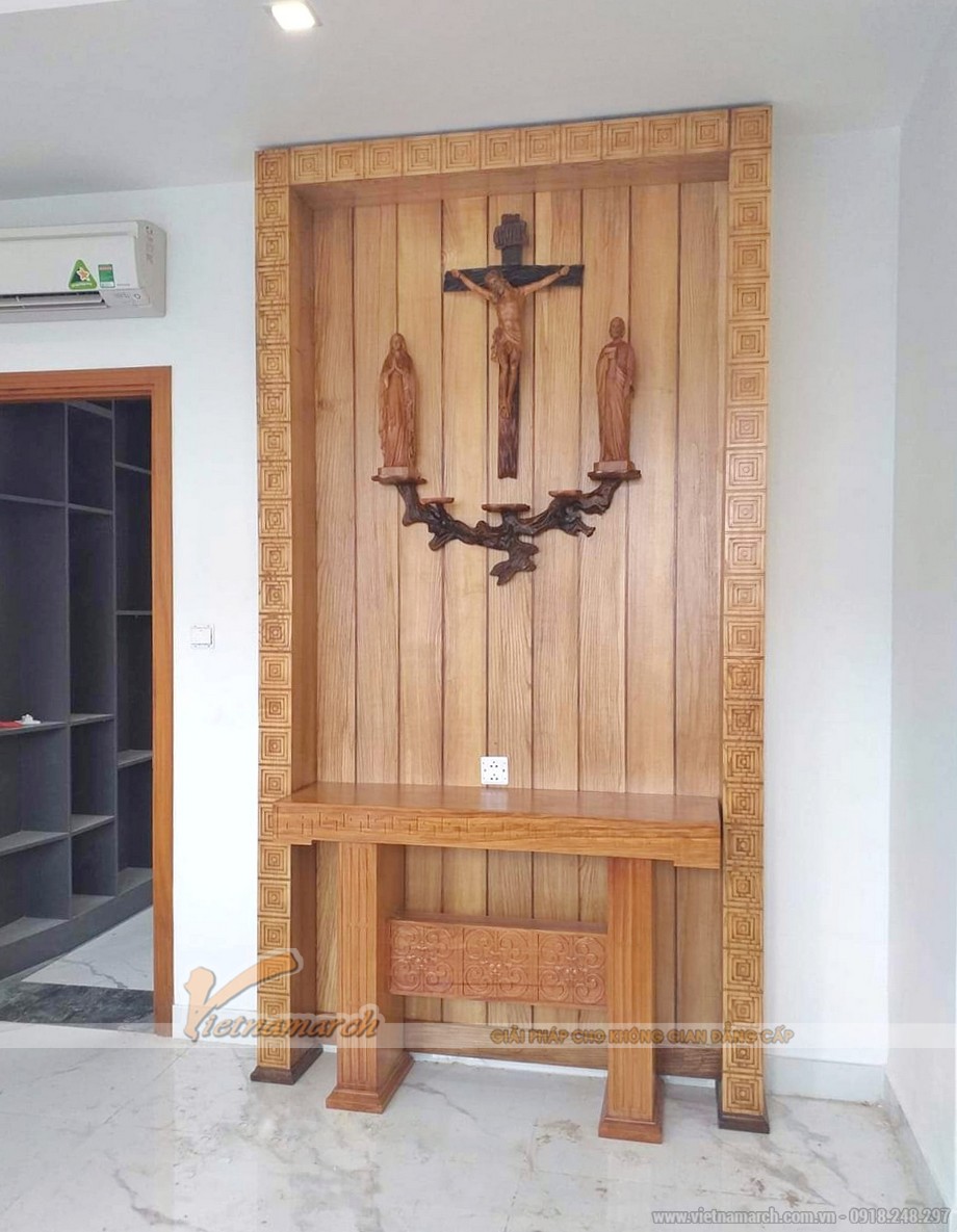 Mẫu bàn thờ Công giáo có khung viền bằng gỗ