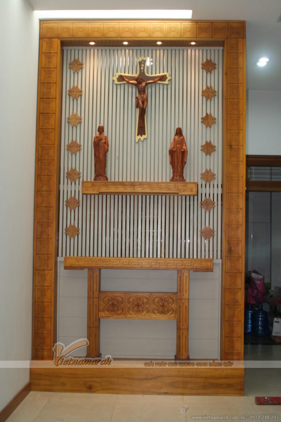 Bộ sưu tập Mẫu bàn thờ Công giáo đơn giản nhưng vô cùng tinh tế > Mẫu bàn thờ chúa có khung viền