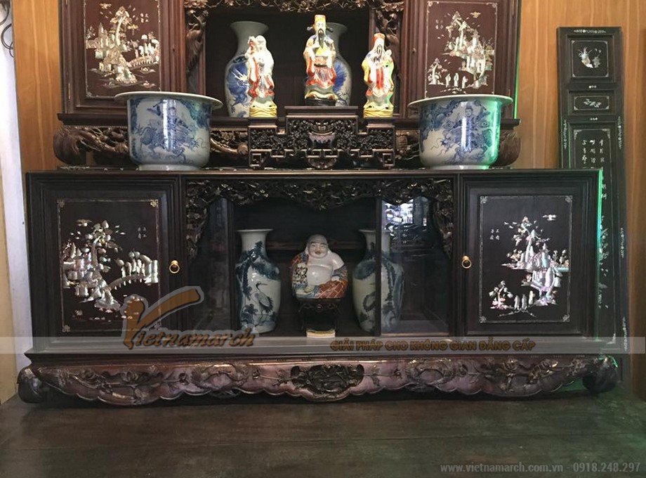 Tủ chè gỗ gụ: sản phẩm nội thất của người có gu > Phần giữa của tủ chè thường được bày các loại bình hoa, bình cổ để trang trí