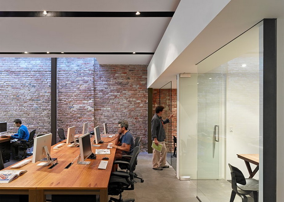 Cải tạo tòa nhà 1 tầng thành văn phòng 2 tầng thiết kế đồ họa độc đáo > Góc làm việc hiện đại trong không gian làm việc chung