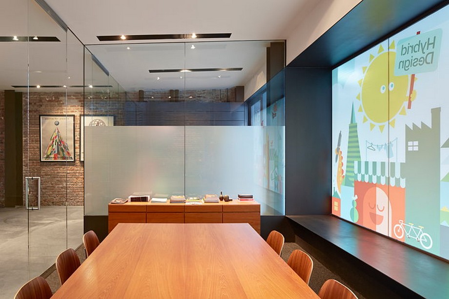 Cải tạo tòa nhà 1 tầng thành văn phòng 2 tầng thiết kế đồ họa độc đáo > Khu vực phòng họp văn phòng với chiếc bàn khá lớn