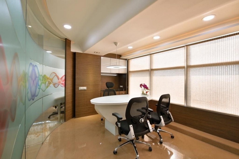Chiếc bàn tròn độc đáo và đẹp lạ mang lại phong cách sáng tạo cho không gian văn phòng