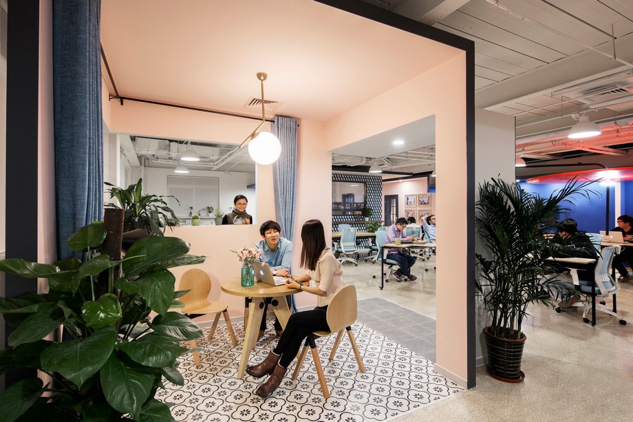 Thiết kế văn phòng ngôi nhà xe ba bánh với xu hướng không gian động thịnh hành 2023 > chiếc bàn gỗ nhỏ xinh  nằm khiêm tốn trong một góc văn phòng mini