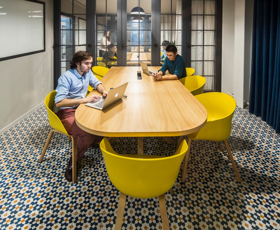 Thiết kế văn phòng ngôi nhà xe ba bánh với xu hướng không gian động thịnh hành 2023 > Thiết kế phòng họp trong không gian làm việc chung