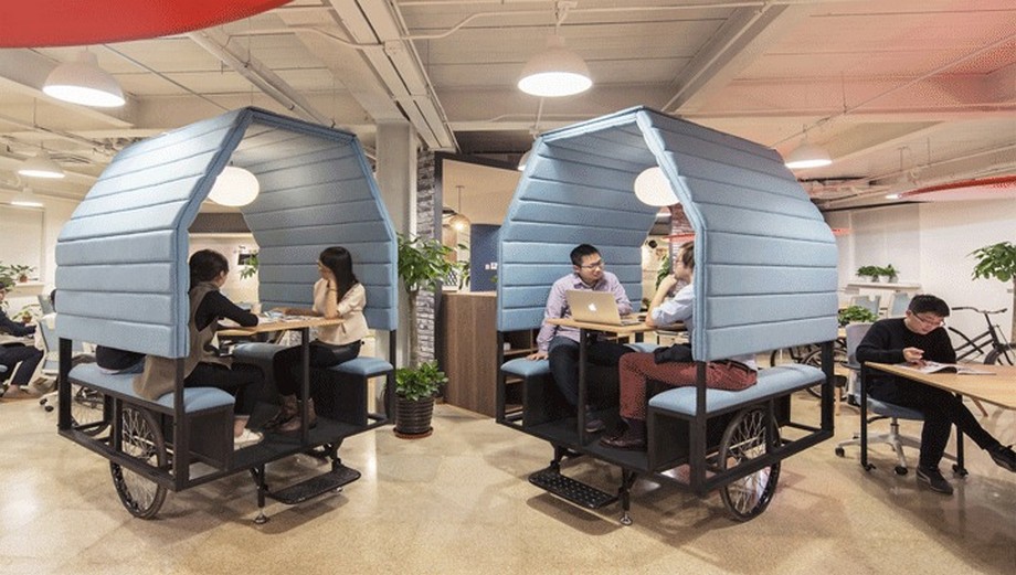Thiết kế văn phòng ngôi nhà xe ba bánh với xu hướng không gian động thịnh hành 2023 > Góc làm việc trong văn phòng riêng tư