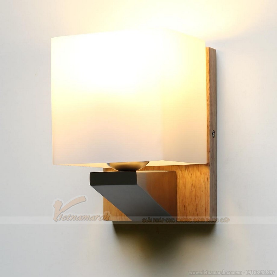 Đèn trang trí phòng ngủ treo tường gỗ có thiết kế chao đèn hình vuông