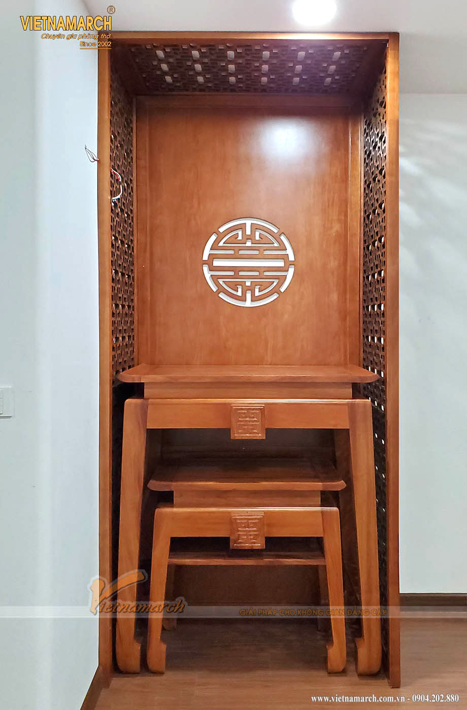 Mẫu bàn thờ đứng đơn giản tại chung cư Ngoại Giao Đoàn