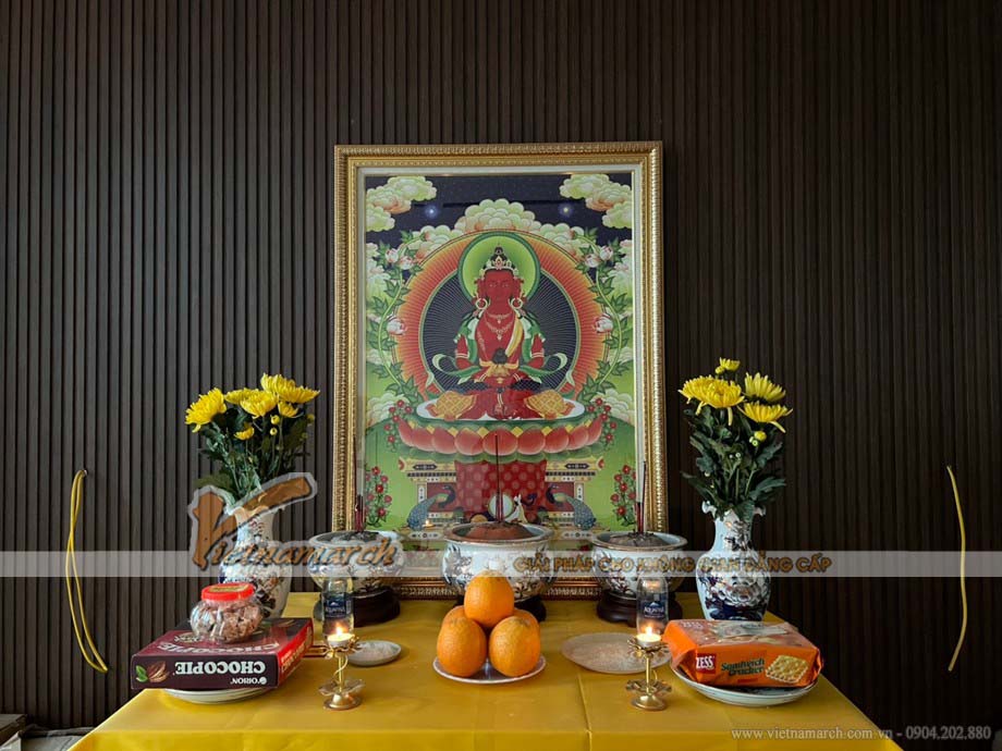 Hoàn thiện lắp đặt mẫu đèn trần trúc chỉ vuông Mandala sen kích thước 120×120 cho phòng thờ tại Gia Lâm > Trung tâm là bức tranh rất khác biệt so với các phòng thờ gia tiên hay Phật Giáo Việt Nam