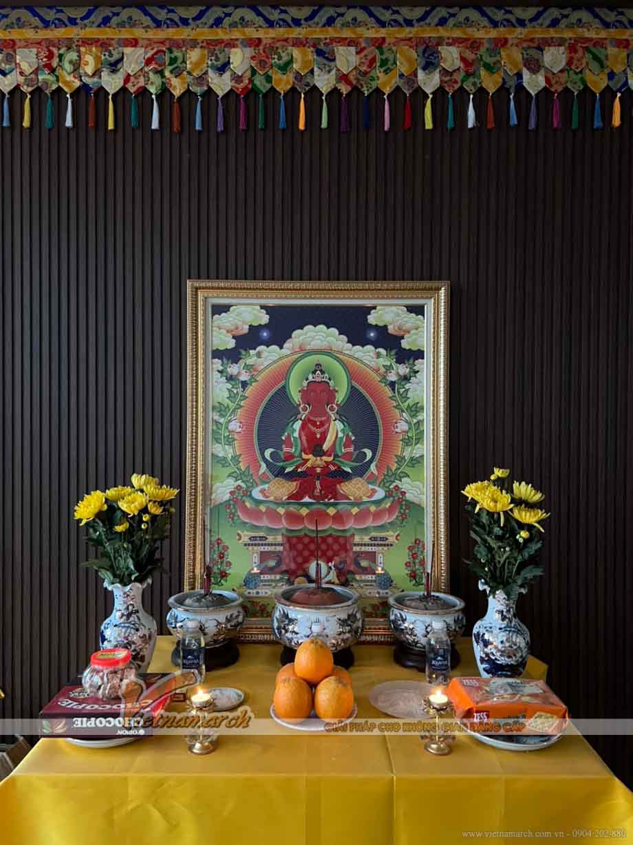 Hoàn thiện lắp đặt mẫu đèn trần trúc chỉ vuông Mandala sen kích thước 120×120 cho phòng thờ tại Gia Lâm > Trên mặt  là đèn bàn thờ trang trí vừa tạo ánh sáng mong manh vừa làm cho không gian trở nên uy nghiêm hơn.