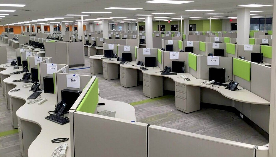 10 Mẫu thiết kế văn phòng telesale đẹp sáng tạo xu hướng 2023 > Mẫu phòng nhân viên gọi điện thoại cho khác có nhiều vách ngăn diện tích 35-45m2