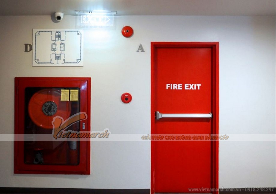 Tiêu chuẩn thang thoát hiểm đầy đủ nhất > Cửa ngăn cháy phải tự động đóng và được làm bằng vật liệu không cháy có giới hạn chịu lửa không nhỏ hơn 45 phút